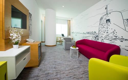 Suite Estándar con Vistas a la Ciudad del hotel ibis Styles Manama Diplomatic Area. Foto 11