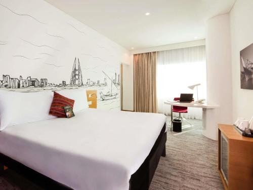 Suite Superior con vistas al mar del hotel ibis Styles Manama Diplomatic Area. Foto 1