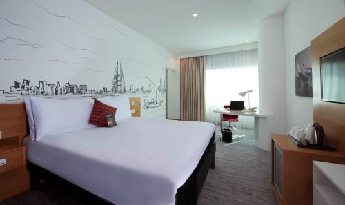 Suite Superior con vistas al mar del hotel ibis Styles Manama Diplomatic Area. Foto 4