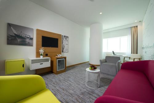 Suite Superior con vistas al mar del hotel ibis Styles Manama Diplomatic Area. Foto 6