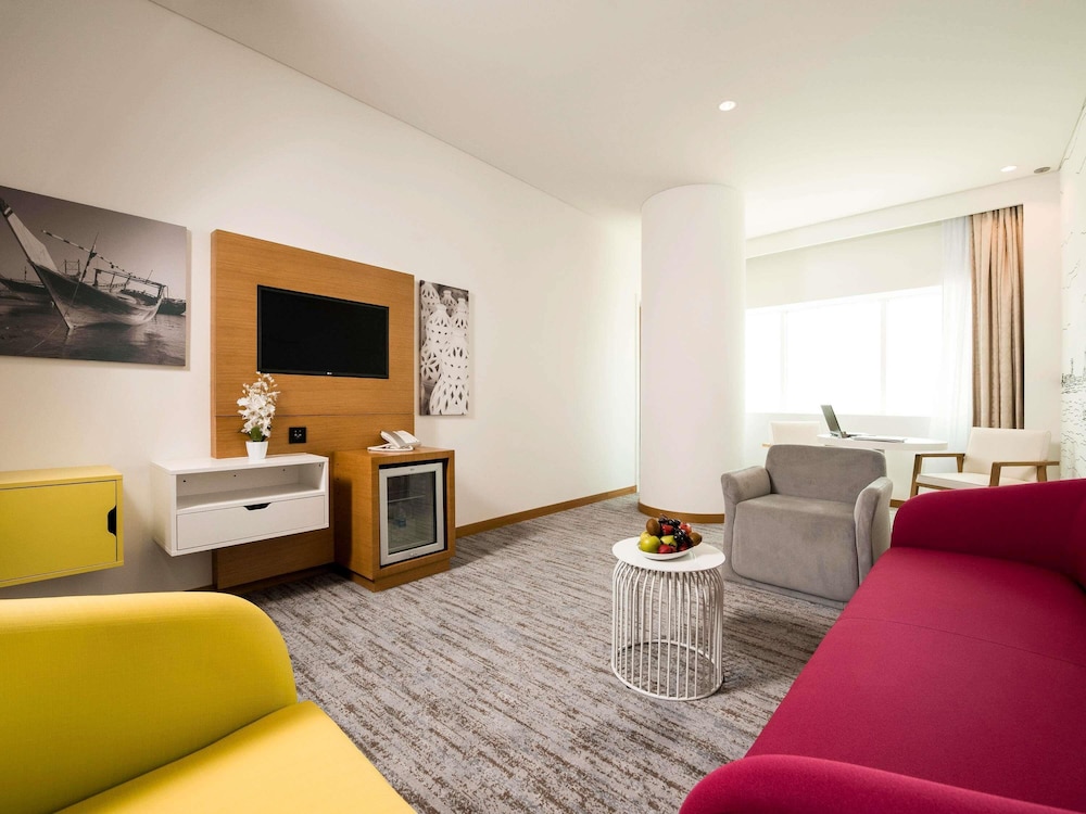 Suite Superior, Cama Individual, Vistas al Mar del hotel ibis Styles Manama Diplomatic Area. Foto 1