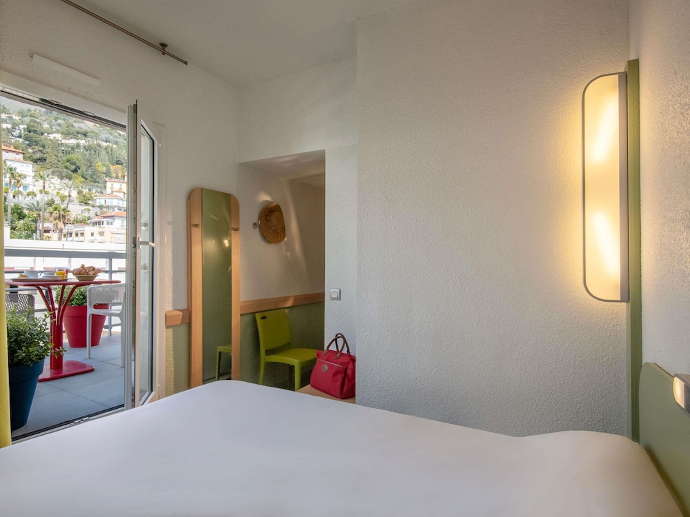 Habitación Doble con cama grande del hotel ibis budget Menton. Foto 1