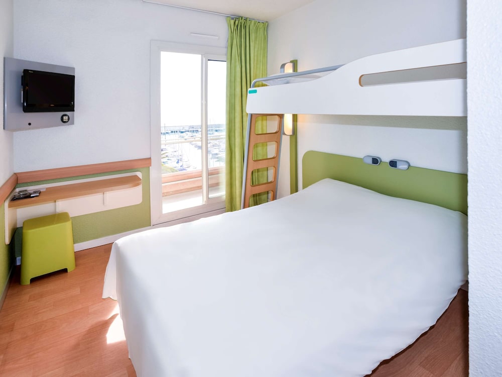 Habitación Triple con vistas al mar del hotel ibis budget Menton. Foto 1
