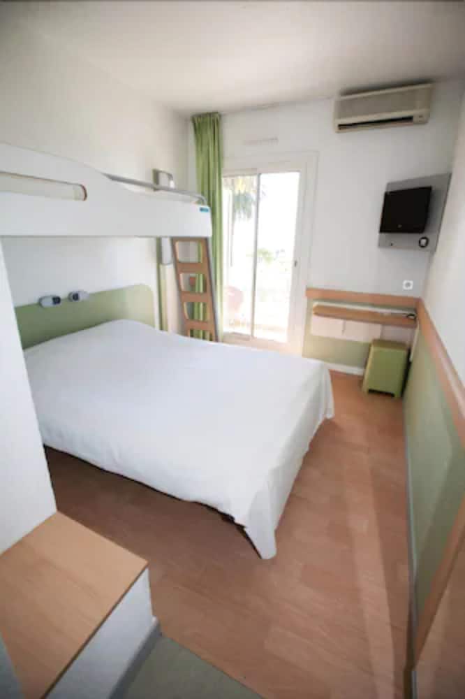 Habitación Triple con vistas al mar del hotel ibis budget Menton. Foto 2