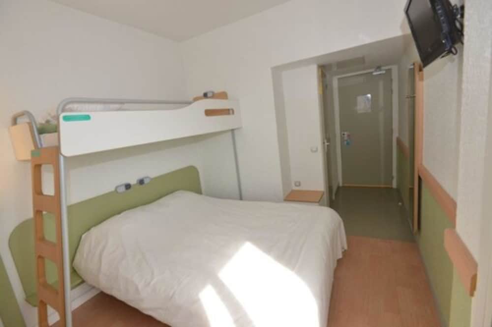 Habitación Triple con vistas al mar del hotel ibis budget Menton. Foto 3