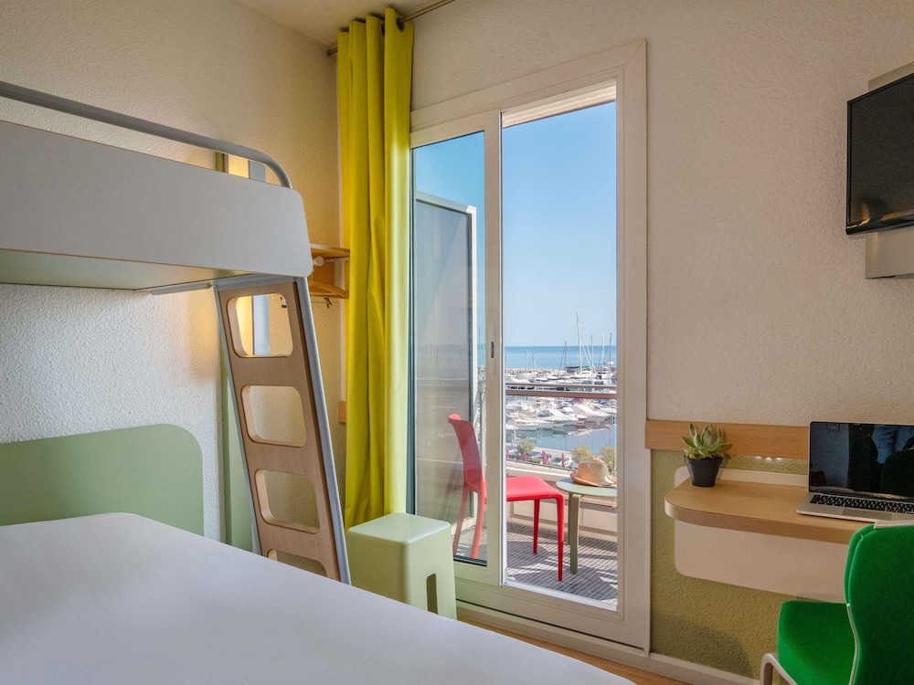 Habitación Triple con vistas al mar del hotel ibis budget Menton. Foto 5