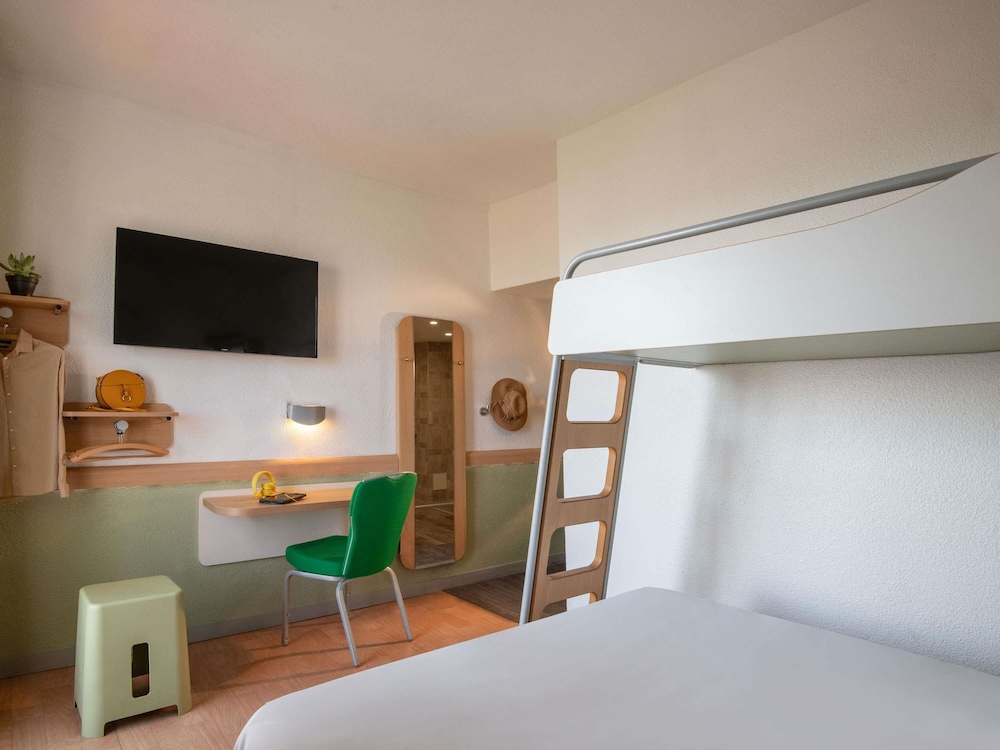 Habitación Triple con vistas al mar del hotel ibis budget Menton. Foto 6
