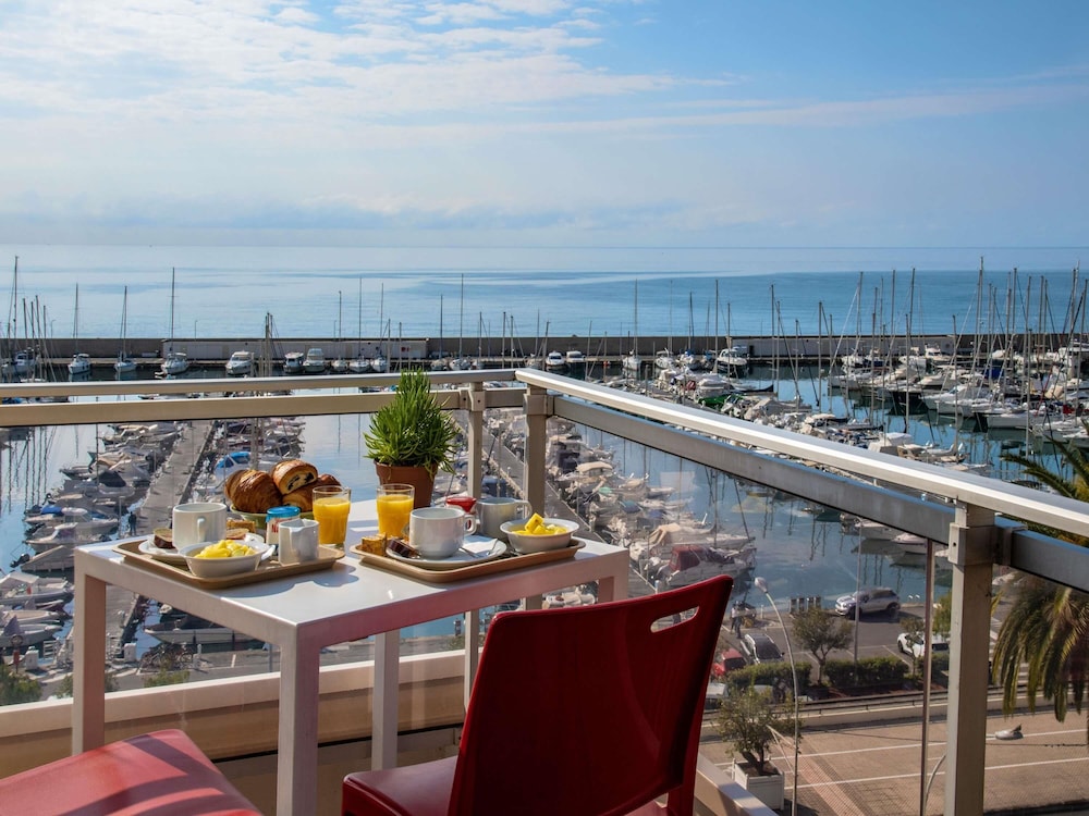 Habitación Triple con vistas al mar del hotel ibis budget Menton. Foto 7