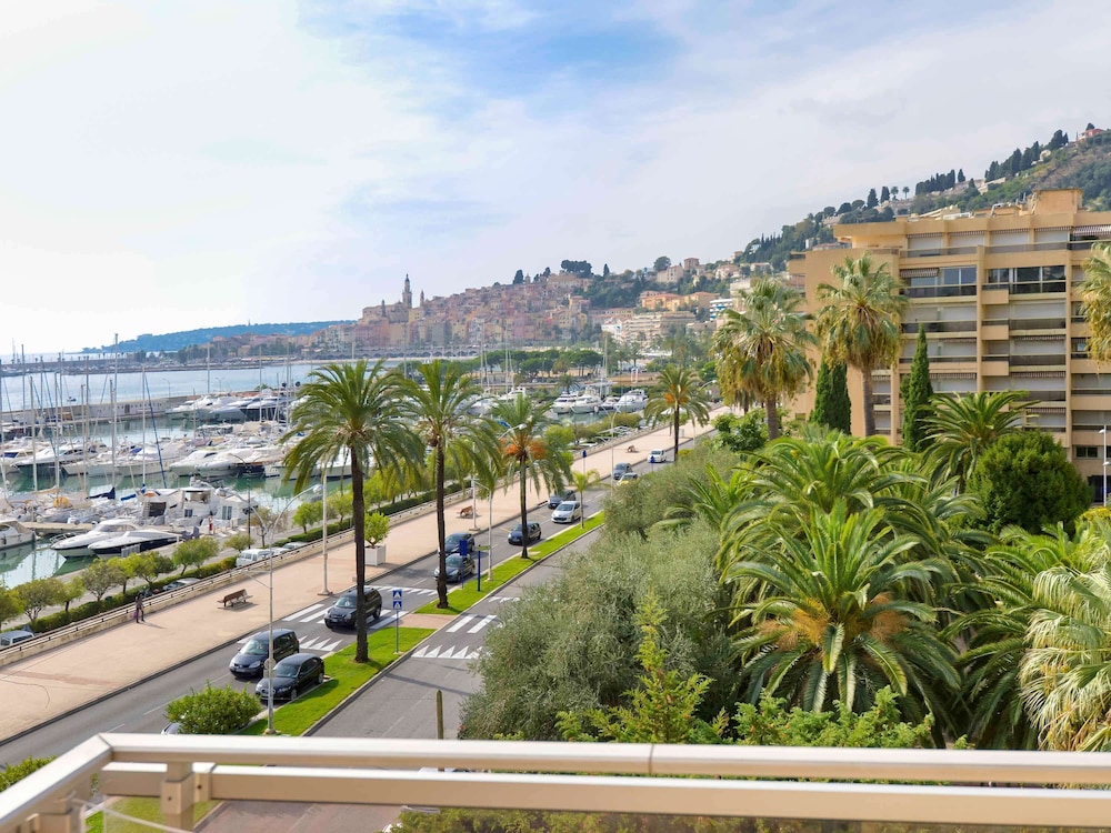 Habitación Triple con vistas al mar del hotel ibis budget Menton. Foto 12