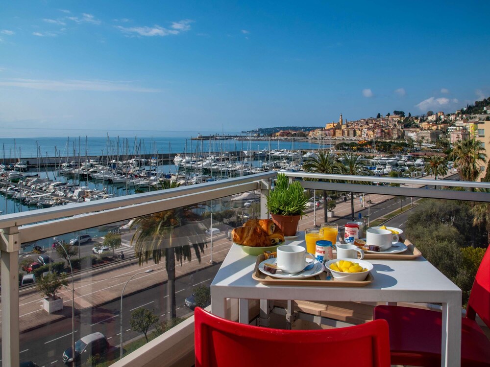 Doble con vistas al mar del hotel ibis budget Menton. Foto 1