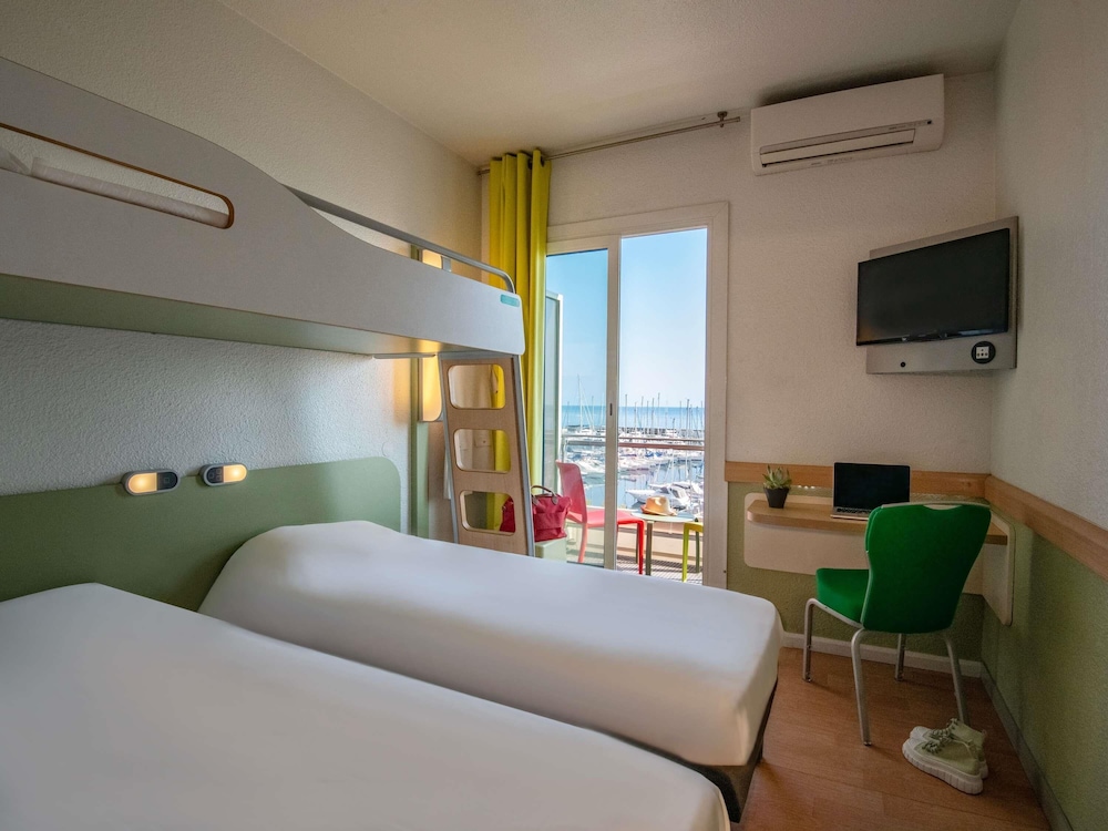 Habitación triple con camas individuales y litera del hotel ibis budget Menton