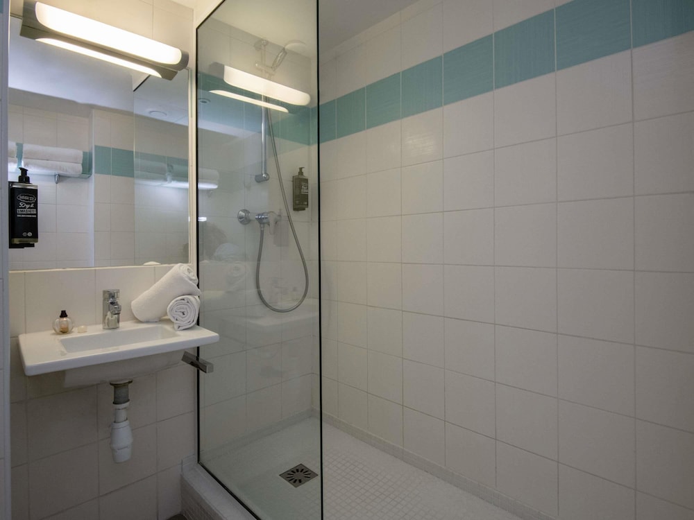 Habitación triple con camas individuales y litera del hotel ibis budget Menton. Foto 1