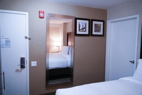 Habitación con cama extragrande. del hotel Mint JFK Airport. Foto 7