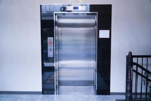 Habitación con cama extragrande. del hotel Mint JFK Airport. Foto 10