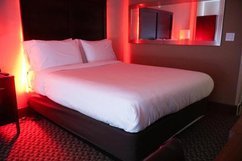 Habitación con cama grande del hotel Mint JFK Airport. Foto 1