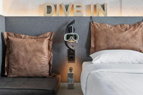 Habitación con cama grande del hotel Moxy Bergen. Foto 3