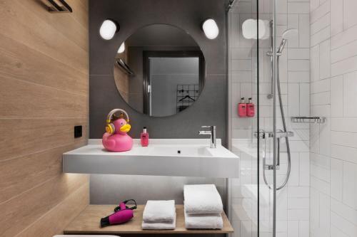 Habitación con cama grande del hotel Moxy Bergen. Foto 4