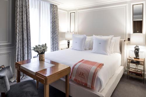 Habitación Doble Estándar del hotel J.K. Place Paris. Foto 3