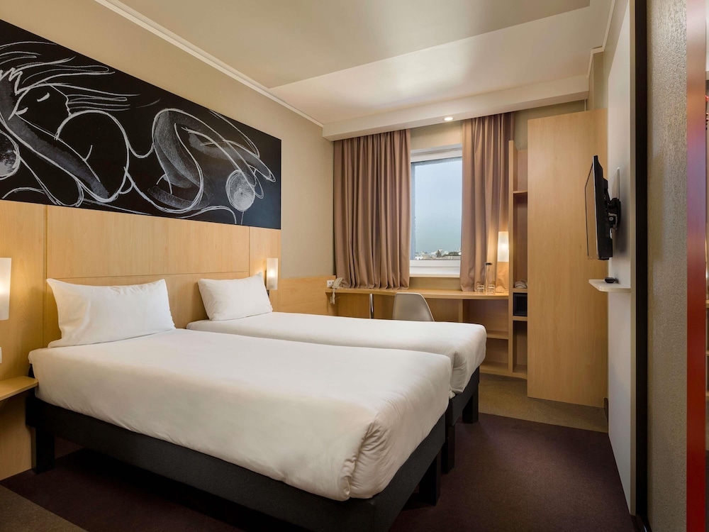 Habitación estándar con 2 camas individuales del hotel ibis Kyiv Railway Station. Foto 1