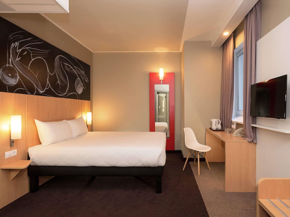 Habitación Premium con 1 cama doble del hotel ibis Kyiv Railway Station. Foto 11