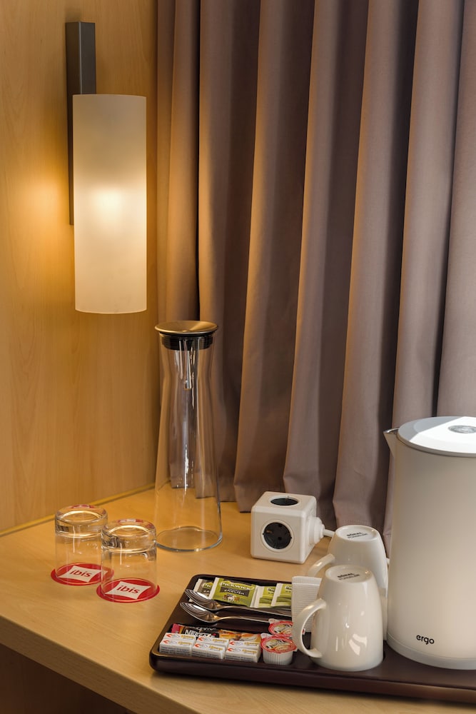 Habitación Familiar con 1 cama doble y sofá del hotel ibis Kyiv Railway Station. Foto 4
