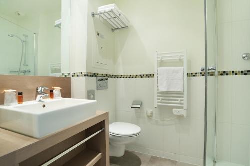 Habitación Doble Superior con balcón del hotel Le Grand Hôtel de Normandie. Foto 6