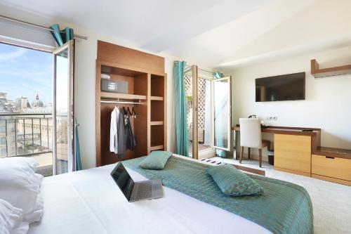 Habitación Doble Superior con balcón del hotel Le Grand Hôtel de Normandie. Foto 7