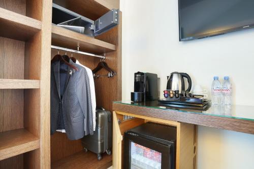 Habitación Triple del hotel Le Grand Hôtel de Normandie. Foto 3