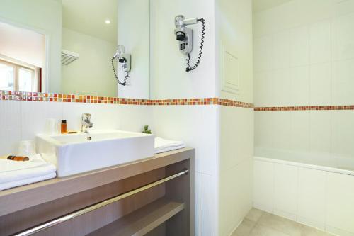 Habitación Triple del hotel Le Grand Hôtel de Normandie. Foto 4