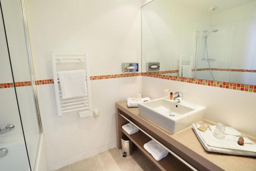 Habitación cuádruple del hotel Le Grand Hôtel de Normandie. Foto 4