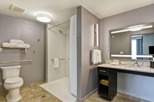 Estudio con cama extragrande y ducha accesible en silla de ruedas - Adaptado para personas con discapacidad auditiva/movilidad reducida - No fumadores del hotel Homewood Suites by Hilton Poughkeepsie. Foto 1