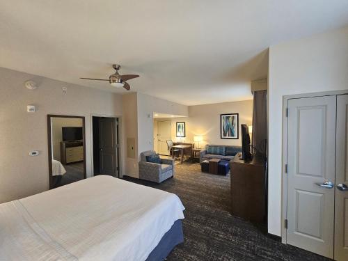 Estudio con cama extragrande y ducha accesible en silla de ruedas - Adaptado para personas con discapacidad auditiva/movilidad reducida - No fumadores del hotel Homewood Suites by Hilton Poughkeepsie. Foto 3