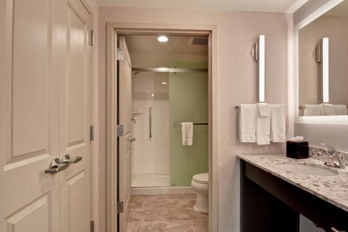 Suite Deluxe con cama extragrande para no fumadores del hotel Homewood Suites by Hilton Poughkeepsie