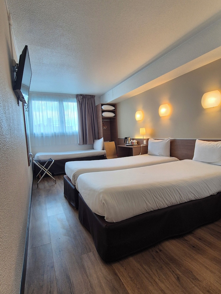 Habitación estándar, 3 camas individuales del hotel CAMPANILE PARIS 12 - Bercy Village