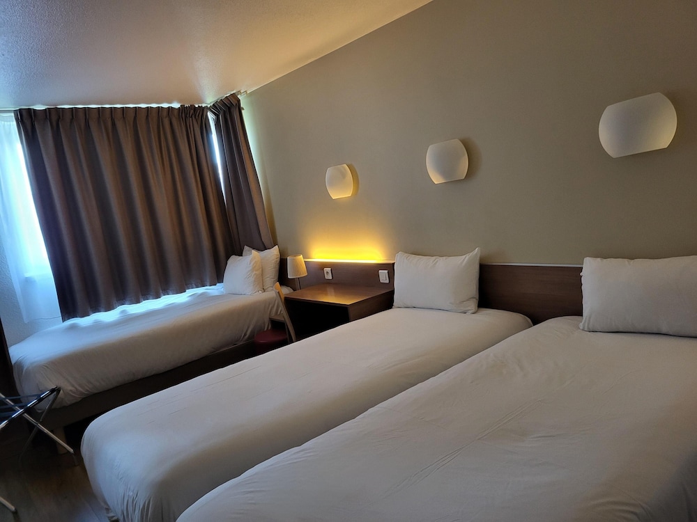 Habitación estándar, 3 camas individuales del hotel CAMPANILE PARIS 12 - Bercy Village. Foto 2