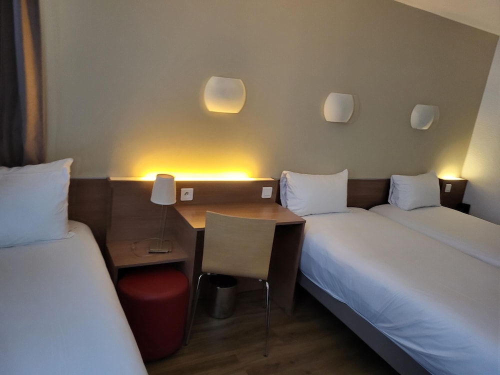 Habitación estándar, 3 camas individuales del hotel CAMPANILE PARIS 12 - Bercy Village. Foto 3