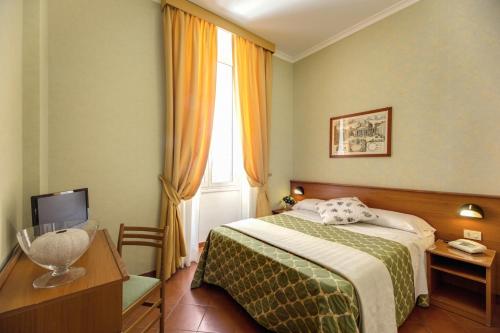 Habitación Triple del hotel Corona. Foto 3