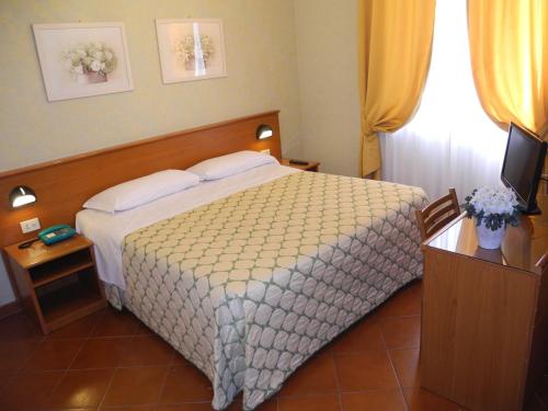 Habitación cuádruple del hotel Corona. Foto 1