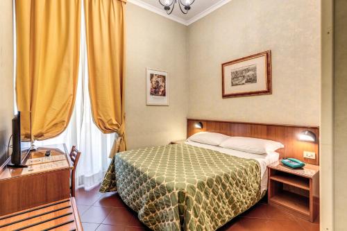 Habitación cuádruple del hotel Corona. Foto 16