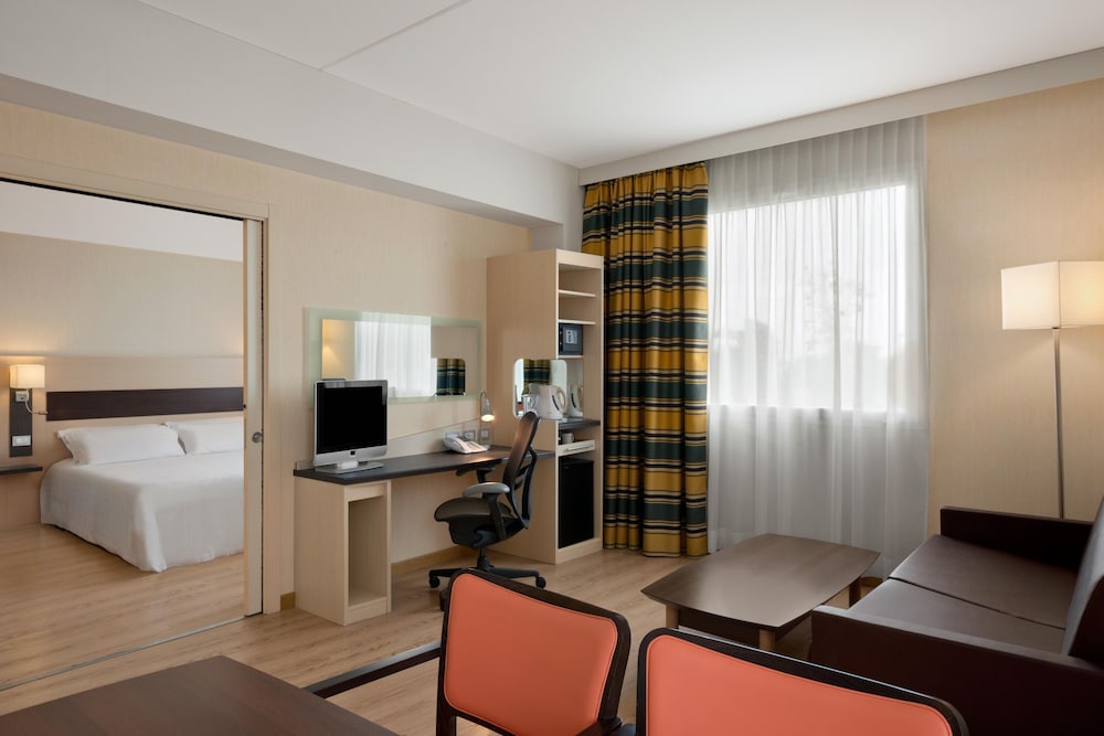 Habitación familiar, 1 cama de matrimonio grande del hotel Hilton Garden Inn Rome Airport. Foto 1