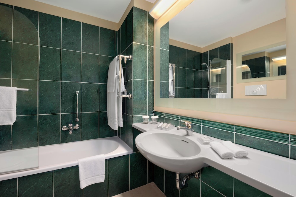 Habitación, 1 cama de matrimonio grande del hotel Hilton Garden Inn Rome Airport. Foto 1