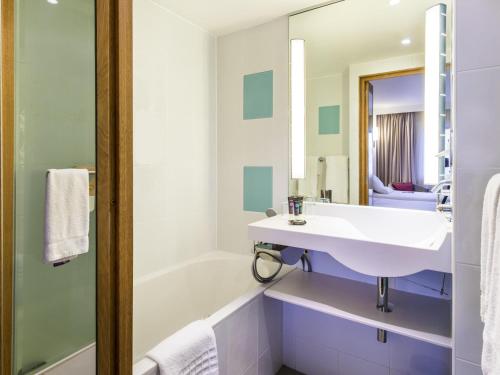 Habitación Doble Estándar con 2 camas individuales del hotel Novotel London Excel. Foto 4