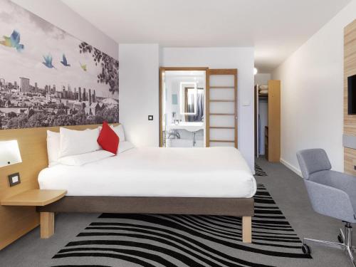 Habitación Superior con 1 cama grande y sofá cama del hotel Novotel London Excel. Foto 2