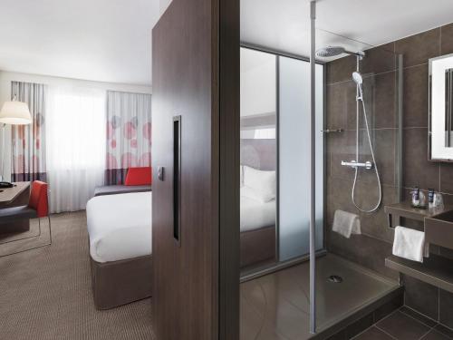 Habitación Estándar con 1 cama grande y sofá cama del hotel Novotel London Excel. Foto 1