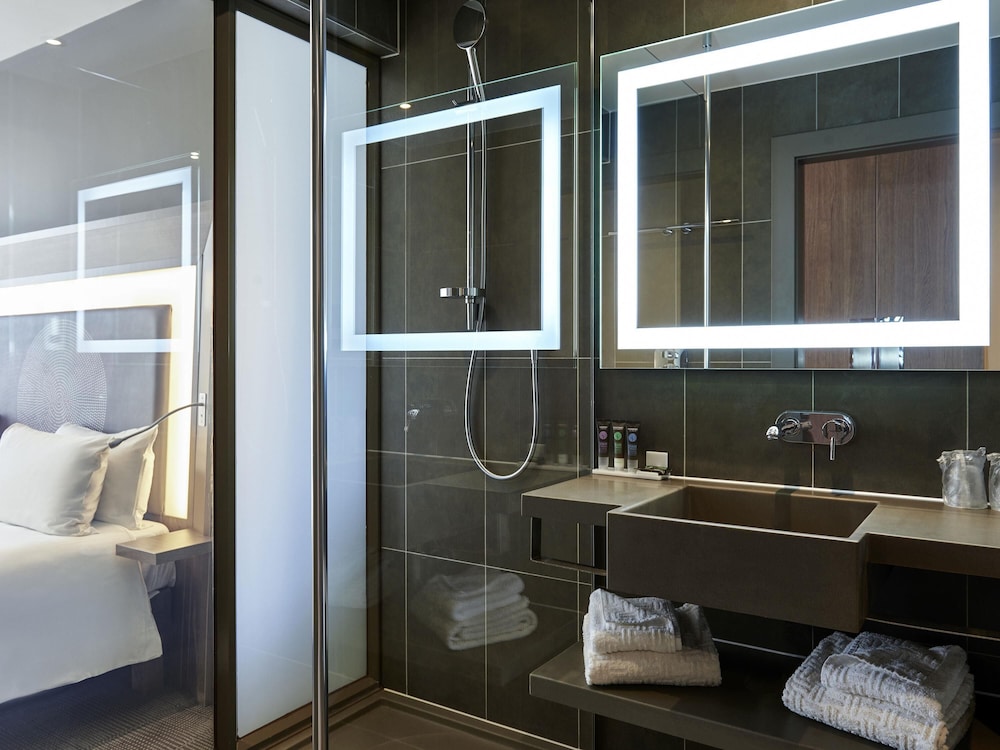Habitación, 1 cama de matrimonio, accesible para personas con discapacidad del hotel Novotel London Excel. Foto 1
