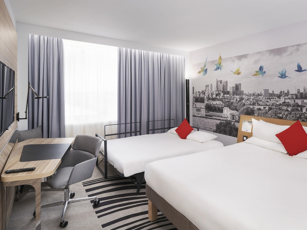 Habitación superior, 1 cama de matrimonio con sofá cama del hotel Novotel London Excel. Foto 1