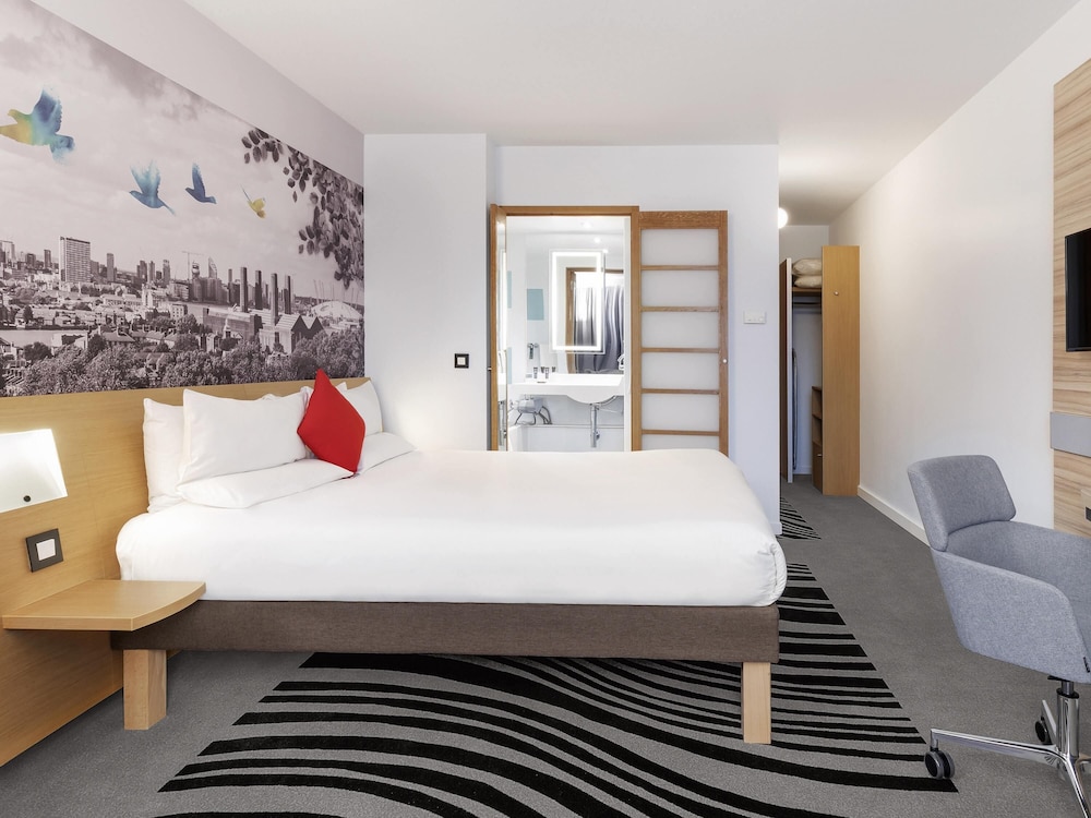 Habitación superior, 1 cama de matrimonio con sofá cama del hotel Novotel London Excel. Foto 2