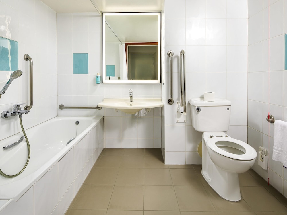 Habitación superior, 1 cama de matrimonio, accesible para personas con discapacidad del hotel Novotel London Greenwich. Foto 1