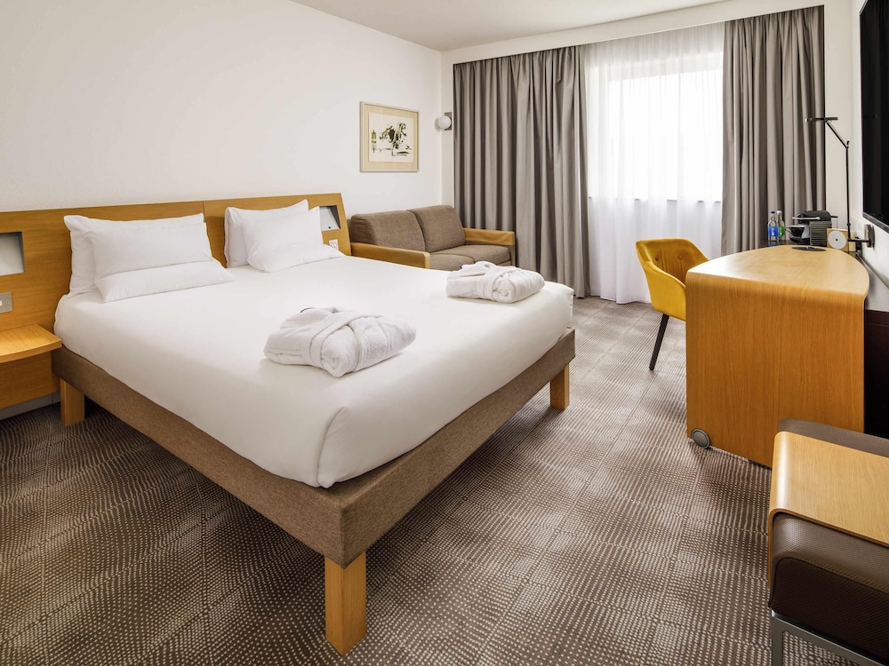 Habitación ejecutiva, 1 cama de matrimonio con sofá cama del hotel Novotel London Greenwich. Foto 1
