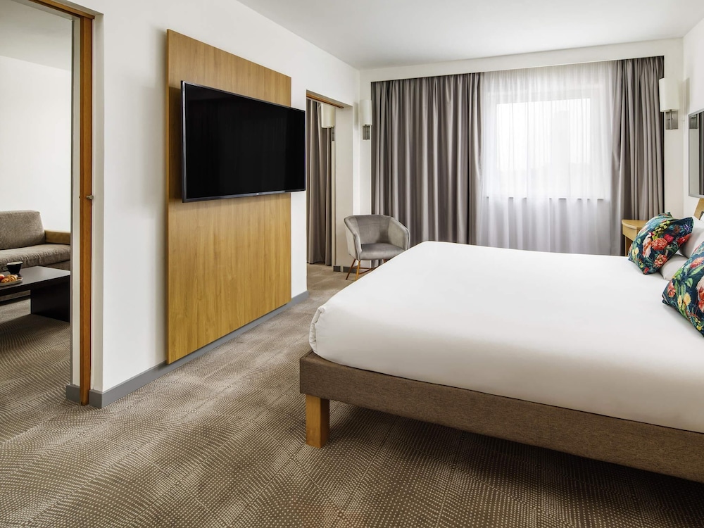 Suite ejecutiva, 1 cama doble con sofá cama del hotel Novotel London Greenwich. Foto 1